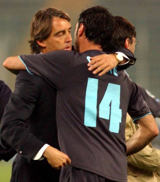 12 maggio 2004: vince la Coppa Italia contro la Juventus. Nella foto: l’abbraccio con Stefano Fiore (Ap)